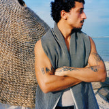 Homem com fouta espinha de peixe na praia