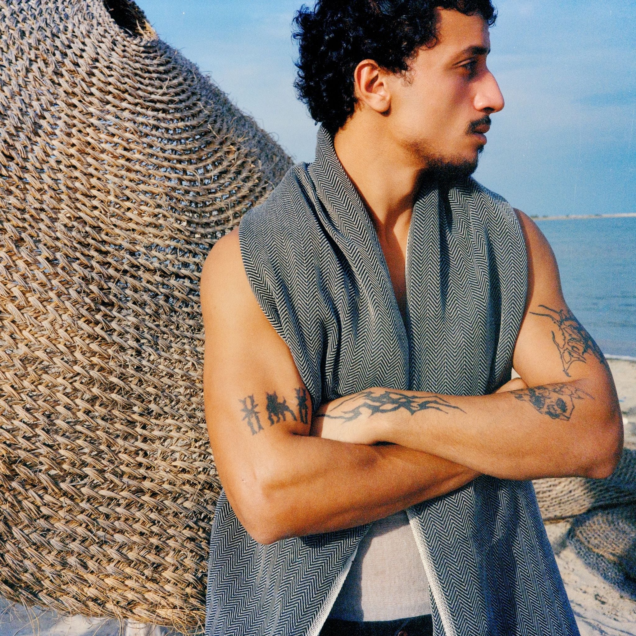 Homem com fouta espinha de peixe na praia