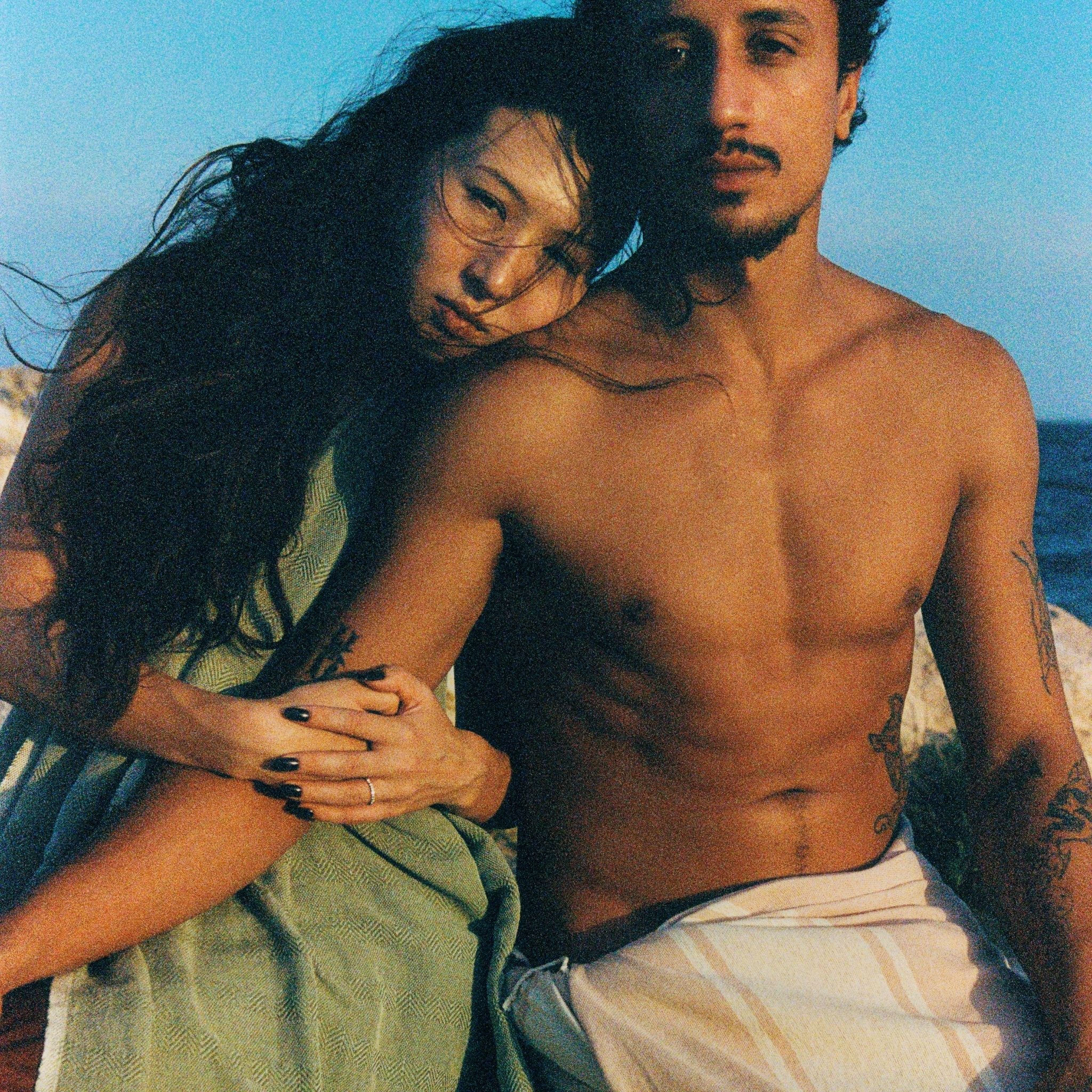 Casal Fouta Harissa fotografado no mar