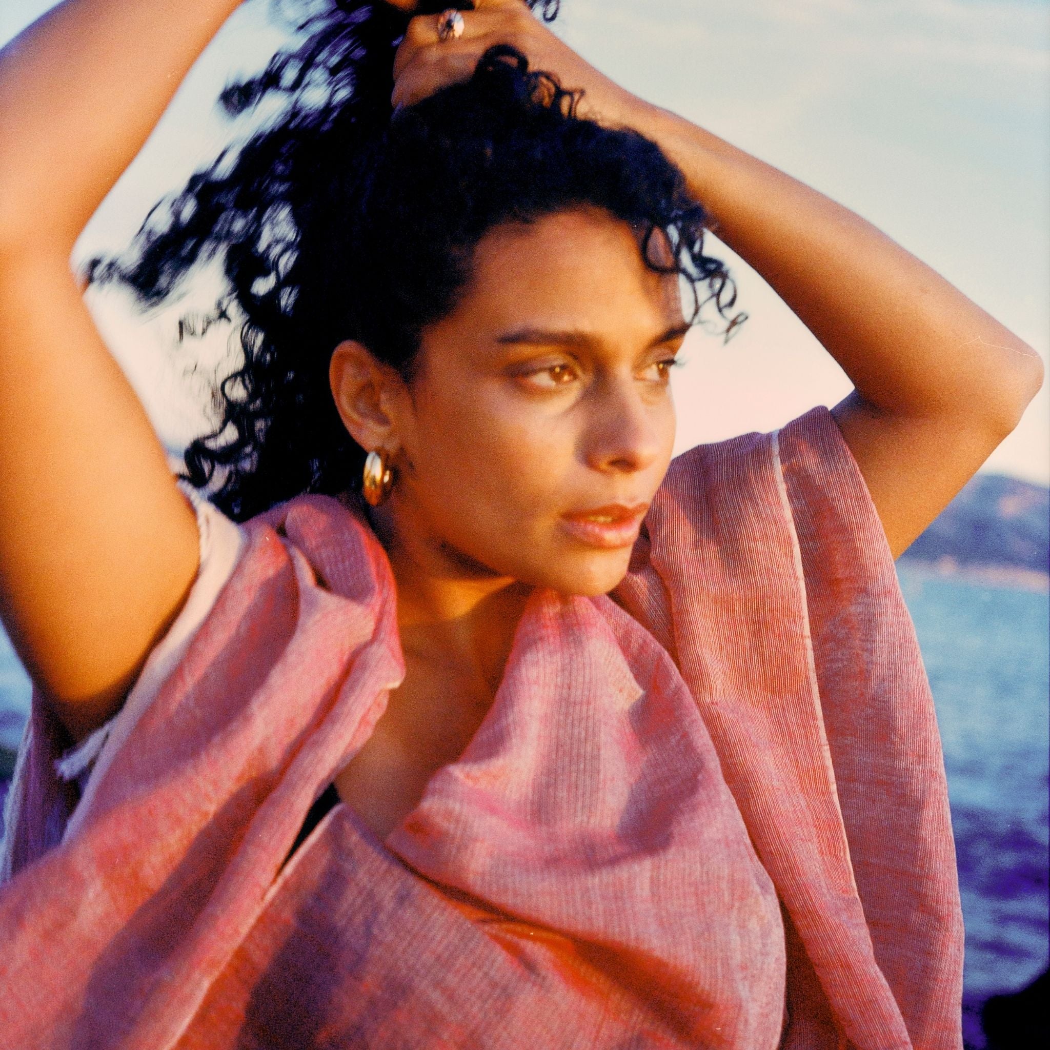 Mulher vestida de xale Fouta Harissa vermelho