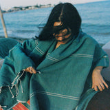 Mulher vestida de fouta algodão da Fouta Harissa